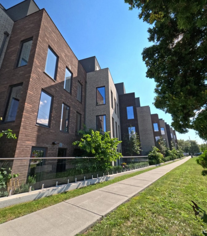CAEEDAR 1 bedroom plus den apartment building, Cobourg